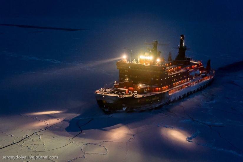Fotos únicas del rompehielos desde el aire en el Polo durante la noche polar Fotos únicas del rompehielos desde el aire en el Polo durante la noche polar