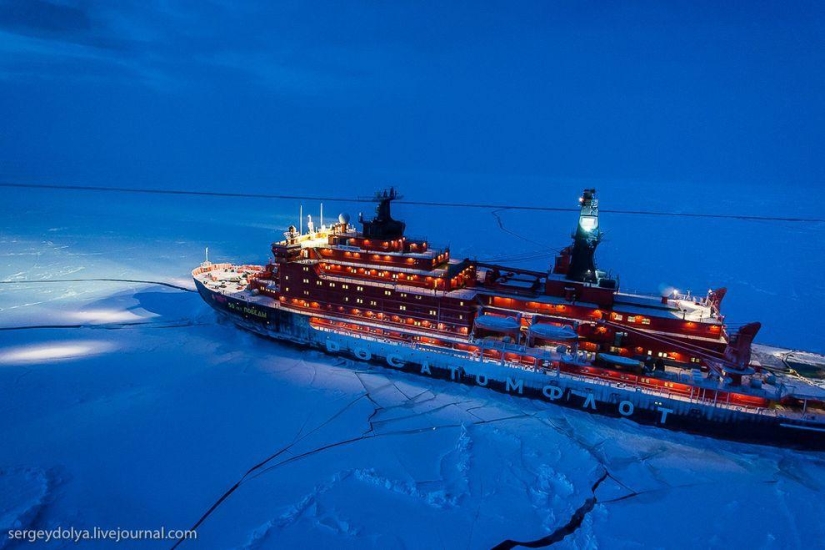 Fotos únicas del rompehielos desde el aire en el Polo durante la noche polar Fotos únicas del rompehielos desde el aire en el Polo durante la noche polar