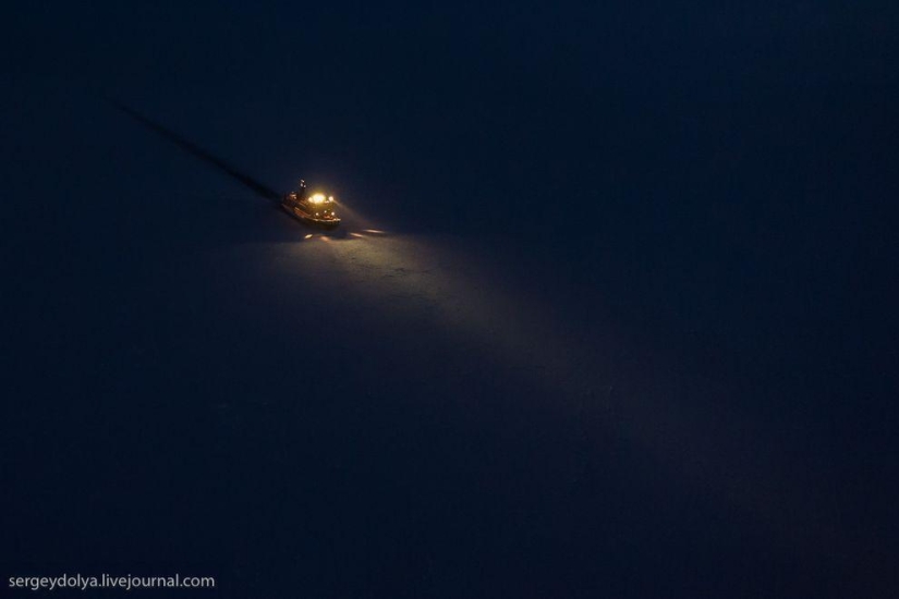 Fotos únicas del rompehielos desde el aire en el Polo durante la noche polar Fotos únicas del rompehielos desde el aire en el Polo durante la noche polar