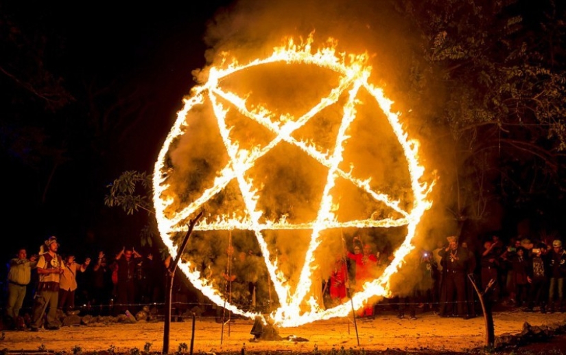 Fotos prohibidas de la escalofriante masa negra de satanistas