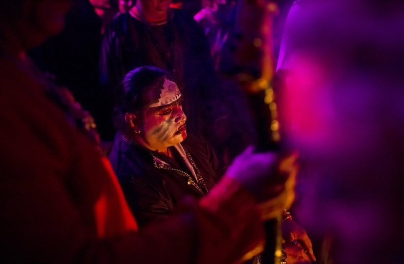 Fotos prohibidas de la escalofriante masa negra de satanistas