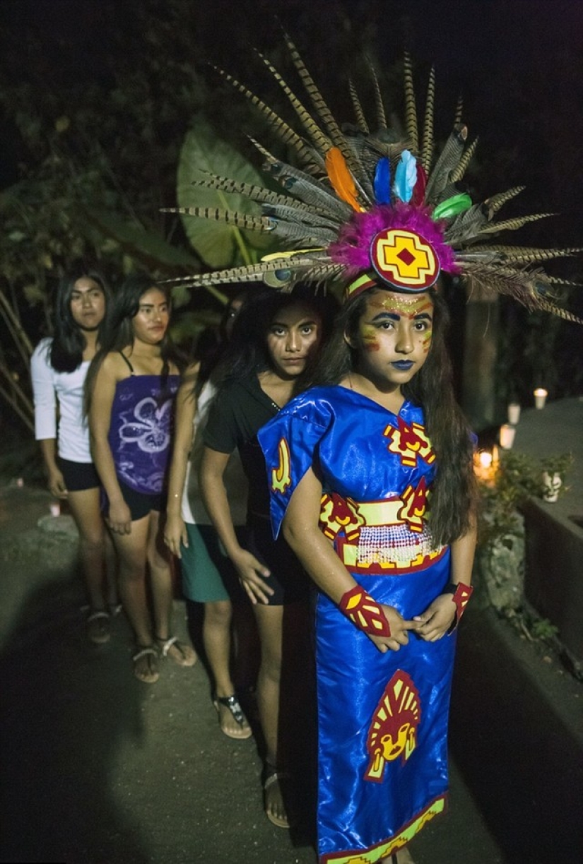 Fotos prohibidas de la escalofriante masa negra de satanistas