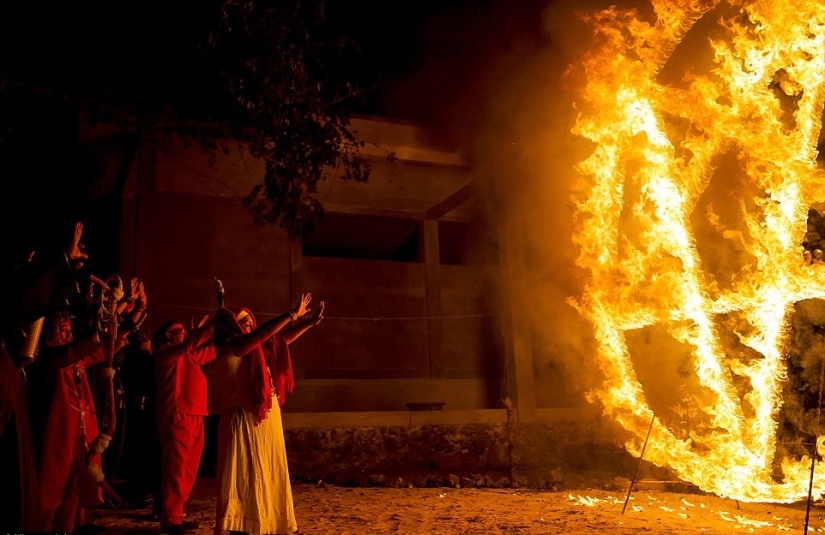 Fotos prohibidas de la escalofriante masa negra de satanistas