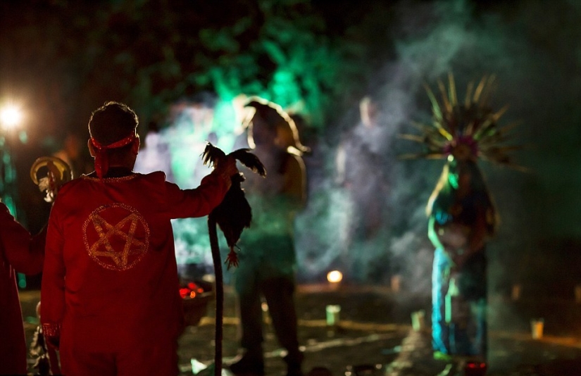 Fotos prohibidas de la escalofriante masa negra de satanistas