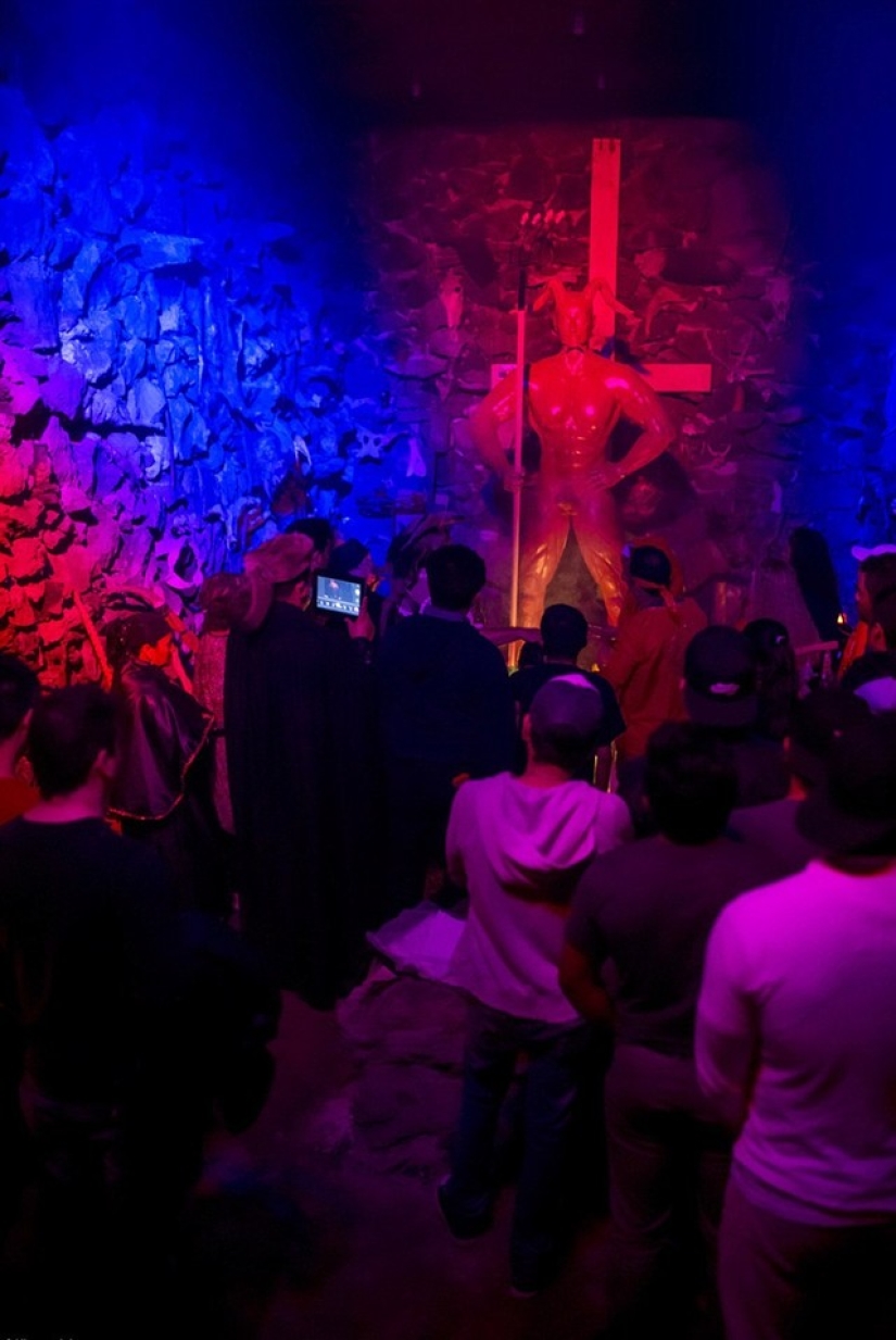 Fotos prohibidas de la escalofriante masa negra de satanistas