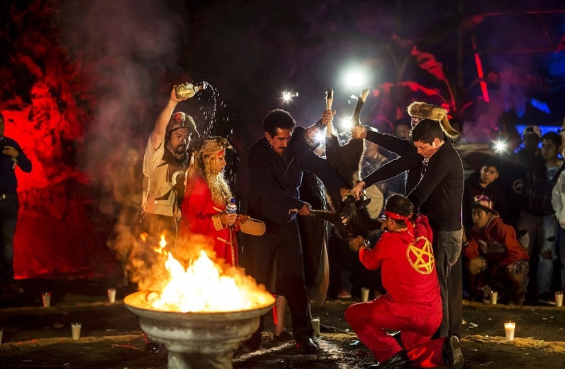 Fotos prohibidas de la escalofriante masa negra de satanistas