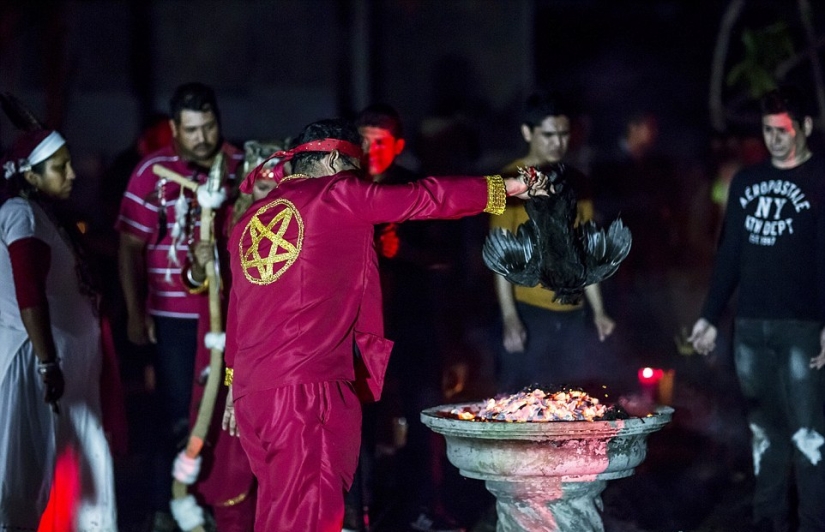 Fotos prohibidas de la escalofriante masa negra de satanistas