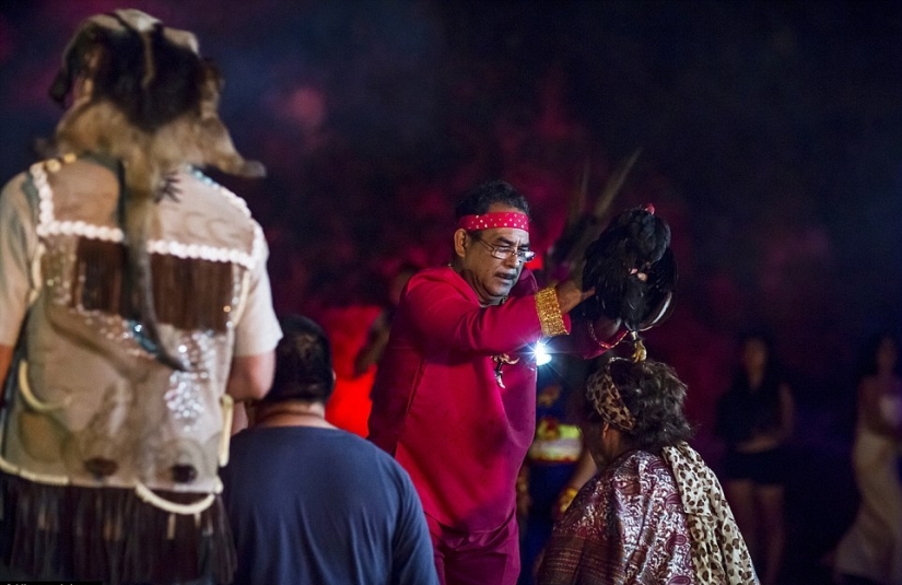 Fotos prohibidas de la escalofriante masa negra de satanistas