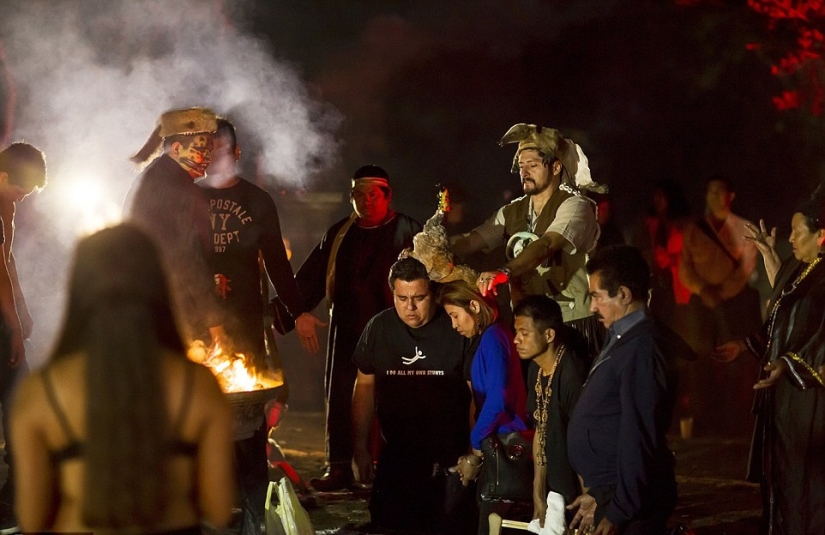 Fotos prohibidas de la escalofriante masa negra de satanistas