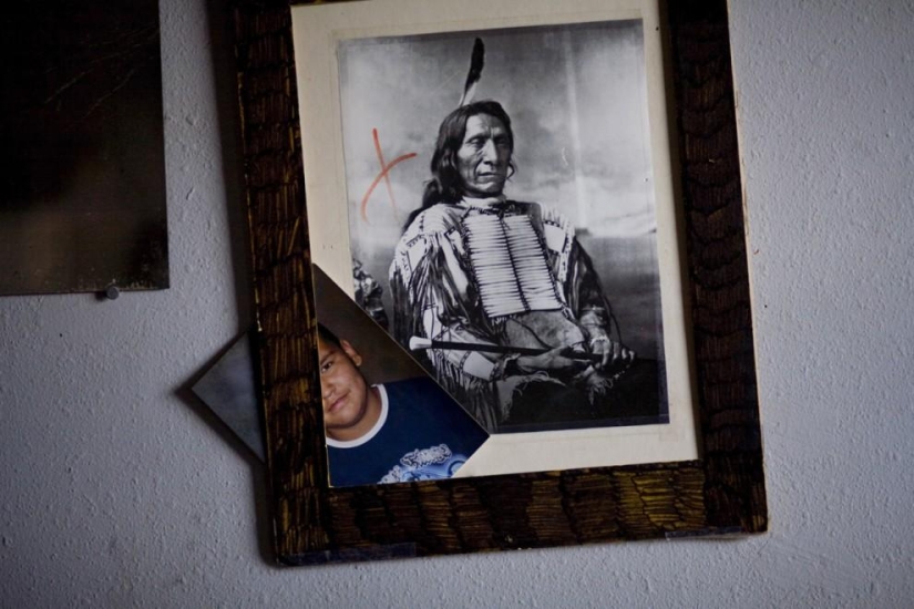 Fotos surrealistas de la vida de los indios Oglala Lakota modernos Fotos surrealistas de la vida de los indios Oglala Lakota modernos