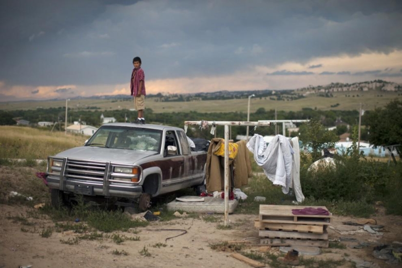 Fotos surrealistas de la vida de los indios Oglala Lakota modernos Fotos surrealistas de la vida de los indios Oglala Lakota modernos
