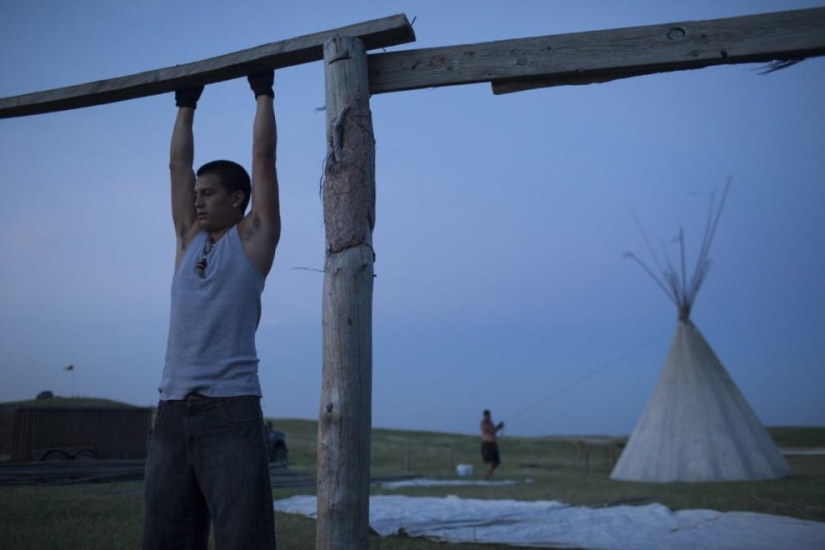 Fotos surrealistas de la vida de los indios Oglala Lakota modernos Fotos surrealistas de la vida de los indios Oglala Lakota modernos