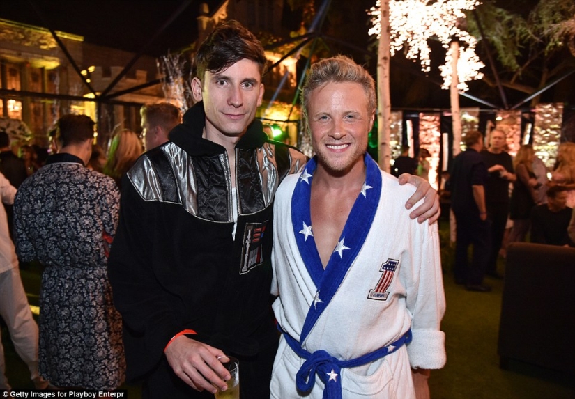 Frambuesa sin jardinero: la fiesta anual en la mansión Playboy se celebró sin Hugh Hefner Frambuesa sin jardinero: la fiesta anual en la mansión Playboy se celebró sin Hugh Hefner