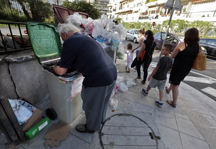 French pensioner eats from dumpsters