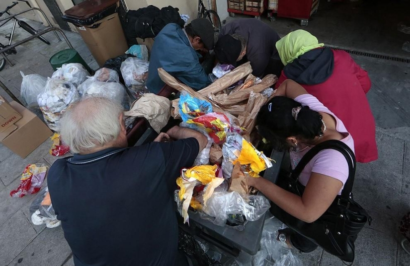 French pensioner eats from dumpsters