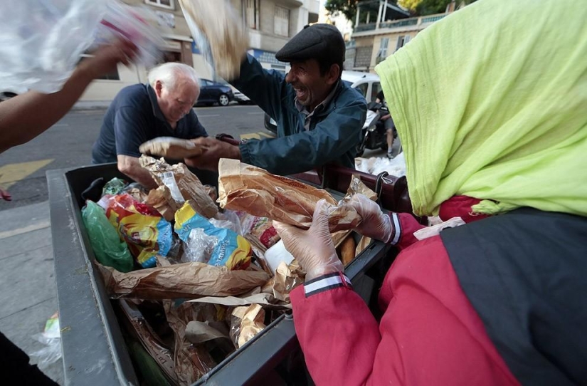 French pensioner eats from dumpsters