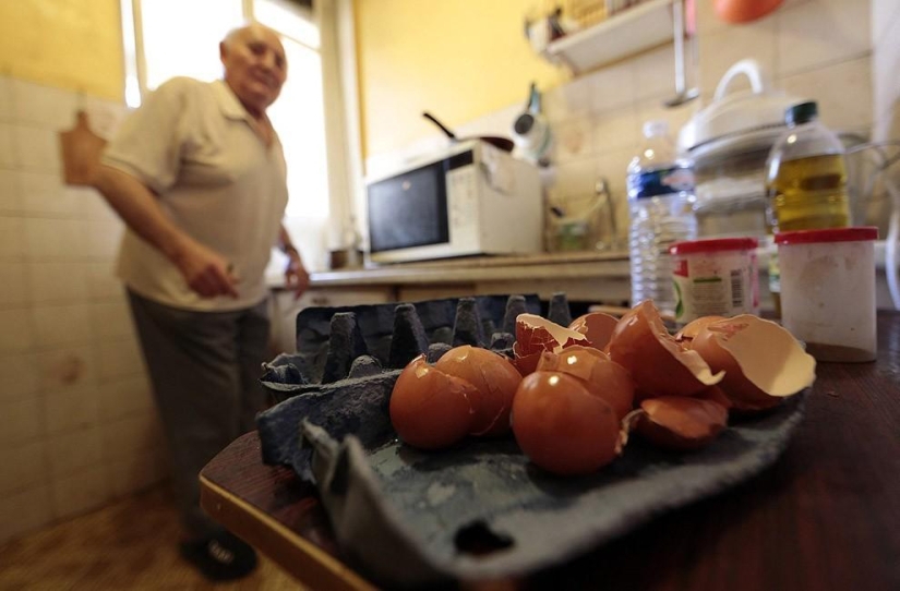 French pensioner eats from dumpsters
