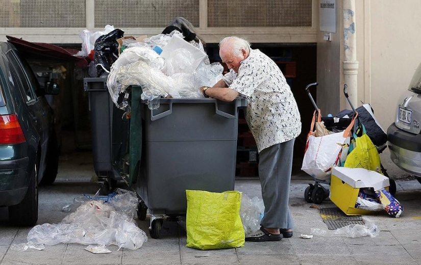 French pensioner eats from dumpsters