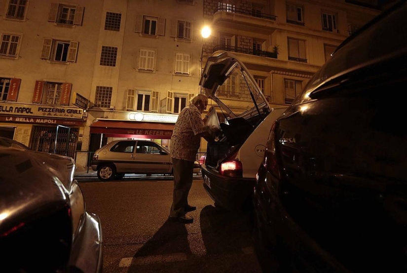 French pensioner eats from dumpsters