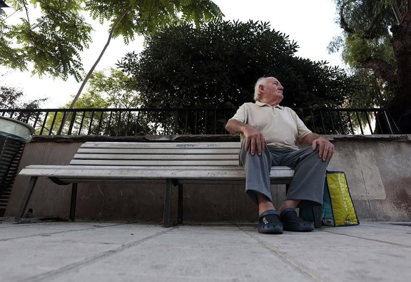 French pensioner eats from dumpsters