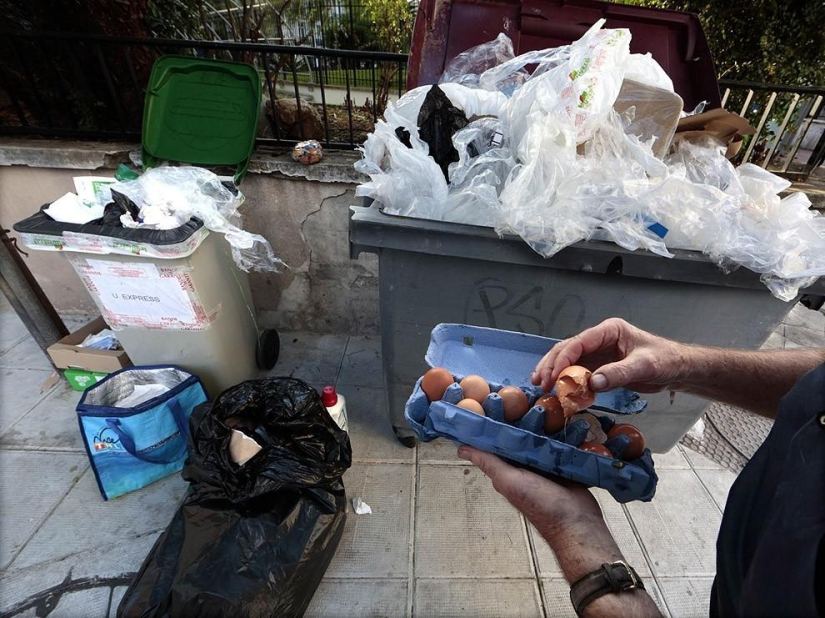 French pensioner eats from dumpsters