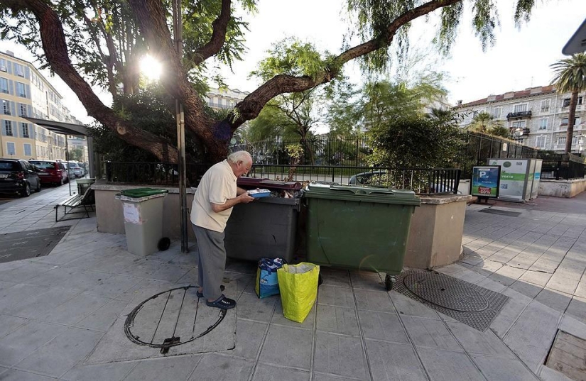 French pensioner eats from dumpsters