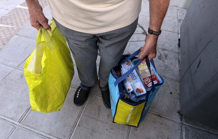 French pensioner eats from dumpsters
