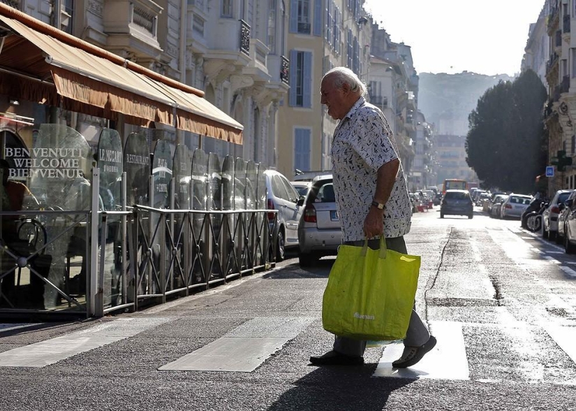 French pensioner eats from dumpsters