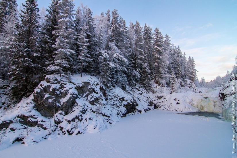 “Frozen, but not frozen” - Kivach waterfall in winter “Frozen, but not frozen” - Kivach waterfall in winter