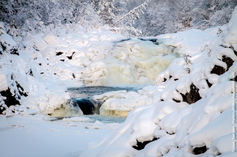 “Frozen, but not frozen” - Kivach waterfall in winter “Frozen, but not frozen” - Kivach waterfall in winter