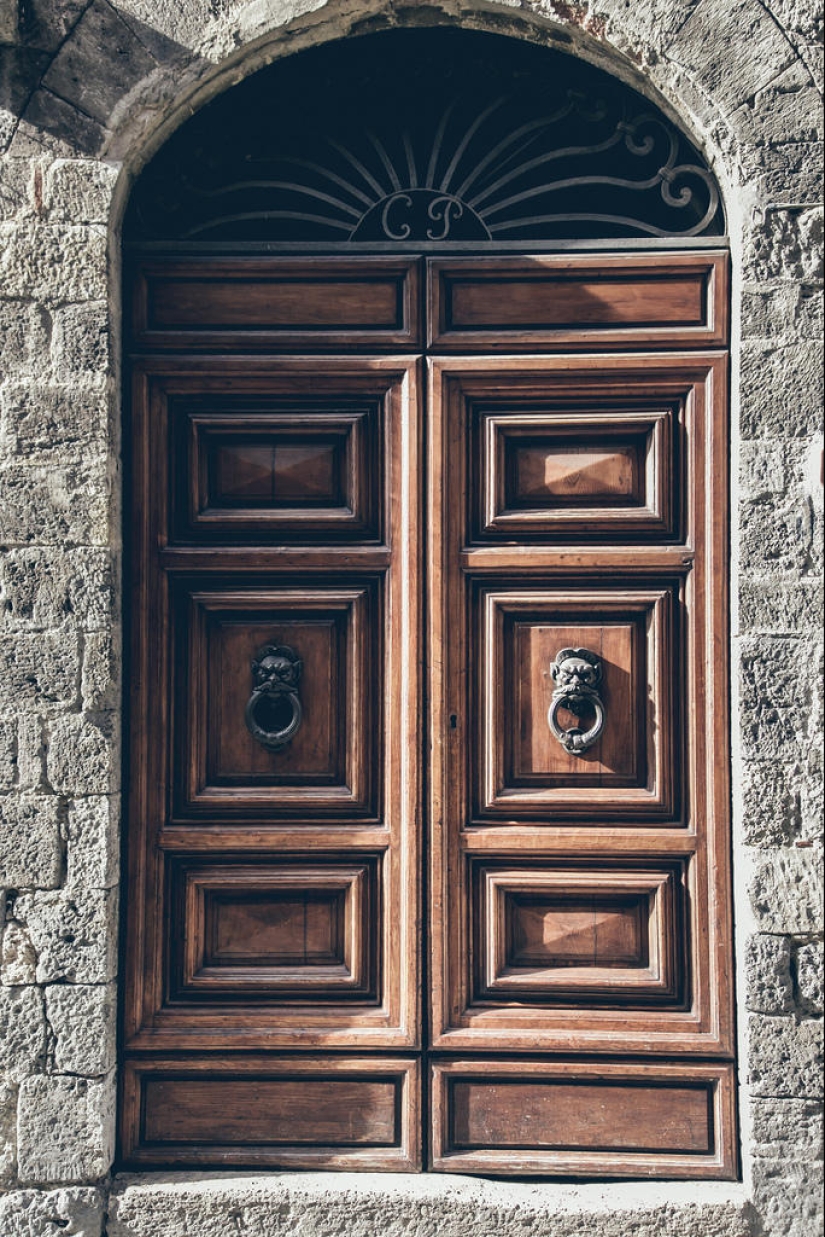 Geografía interesante - puertas en diferentes partes de Europa