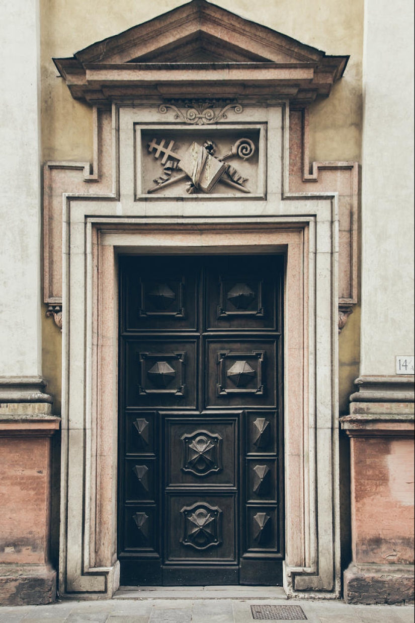 Geografía interesante - puertas en diferentes partes de Europa