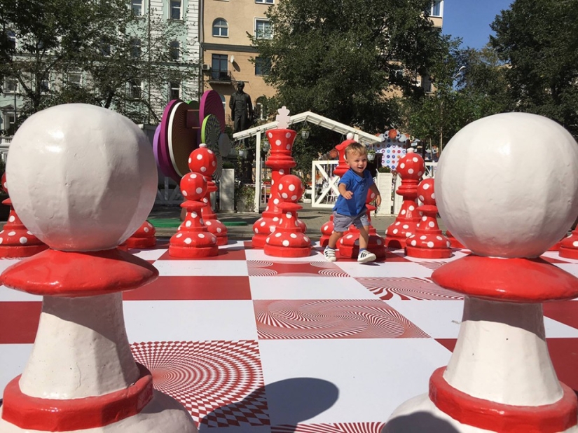 Giant chess and ballet school from the choreographers of the Bolshoi Theater Giant chess and ballet school from the choreographers of the Bolshoi Theater