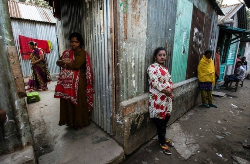 Girls are forced to "sell" themselves, and it's legal - life in a Bangladesh brothel