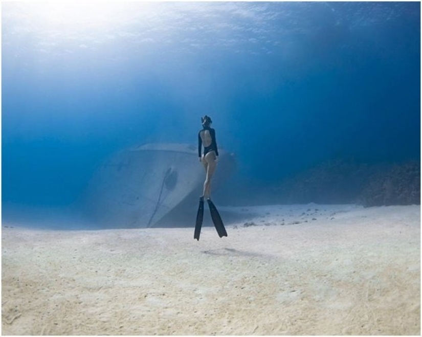 Graceful mermaids in weightlessness in the paintings of an underwater photographer (14 photos)