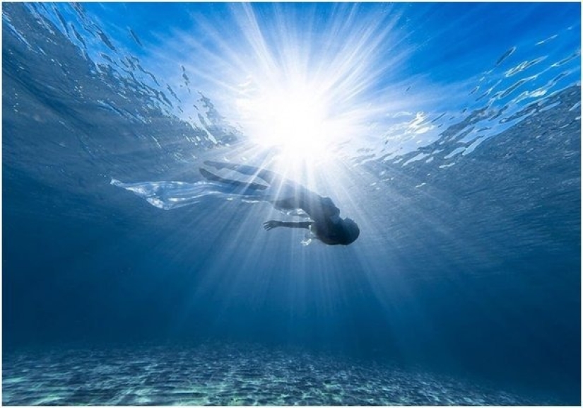 Graceful mermaids in weightlessness in the paintings of an underwater photographer (14 photos)