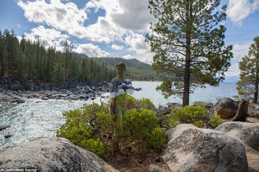 Gran camuflaje: cómo las personas desnudas se mezclan con el paisaje