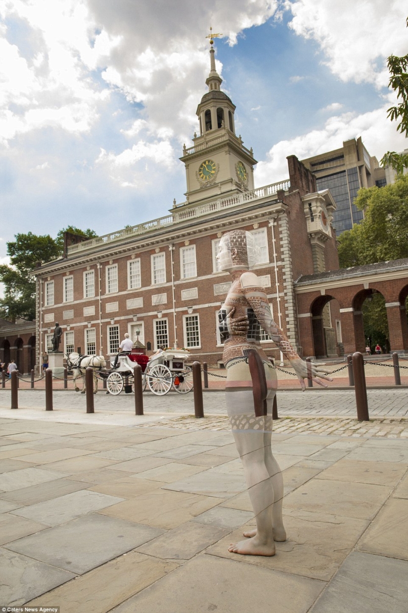 Gran camuflaje: cómo las personas desnudas se mezclan con el paisaje