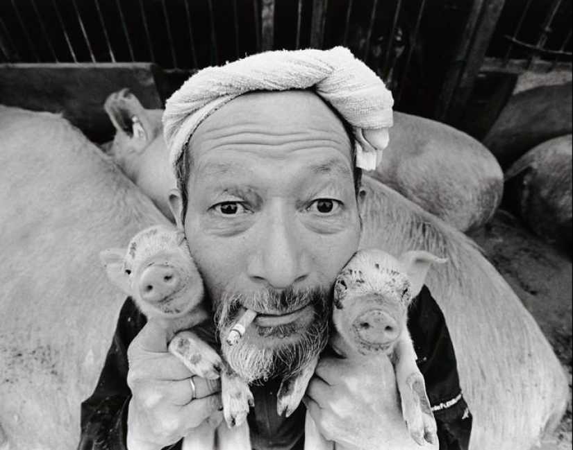 Granjero de cerdo feliz y sus mascotas