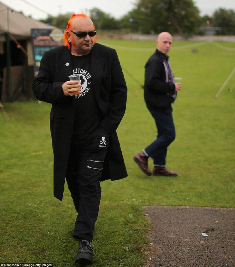 Gray hair in a beard, demon in a rib - how British elderly punks hang out