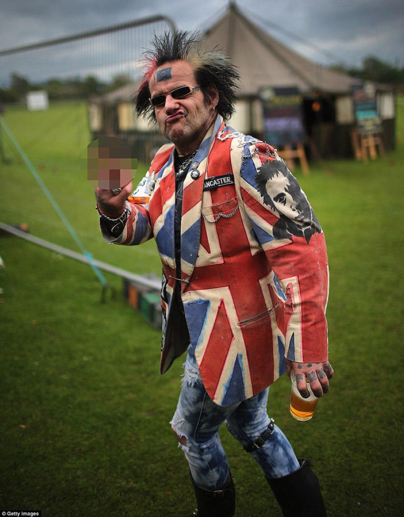 Gray hair in a beard, demon in a rib - how British elderly punks hang out