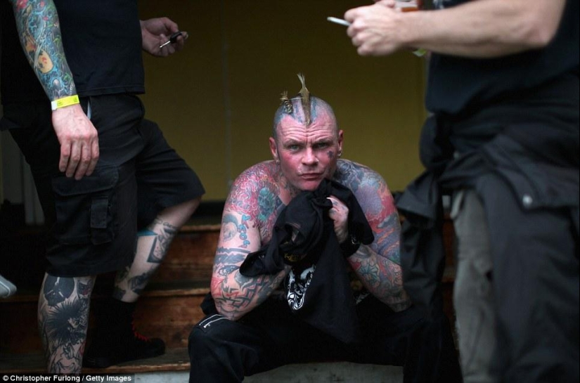 Gray hair in a beard, demon in a rib - how British elderly punks hang out