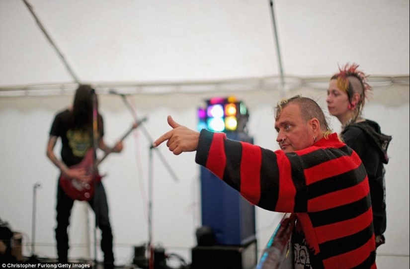 Gray hair in a beard, demon in a rib - how British elderly punks hang out