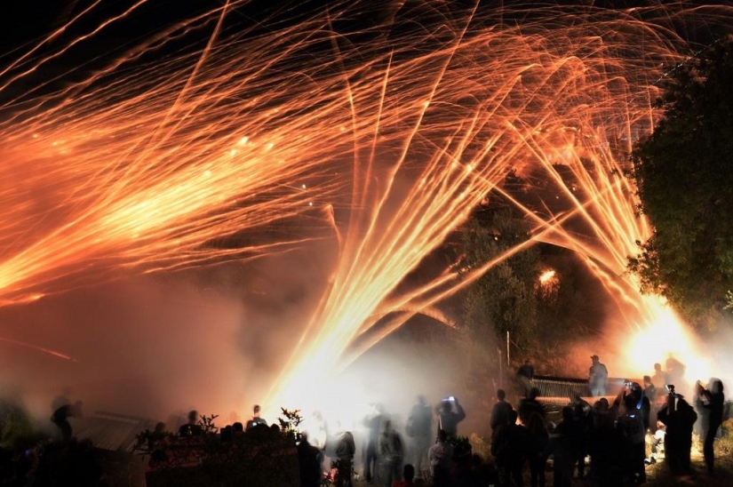 Guerra de cohetes en la celebración de Semana Santa