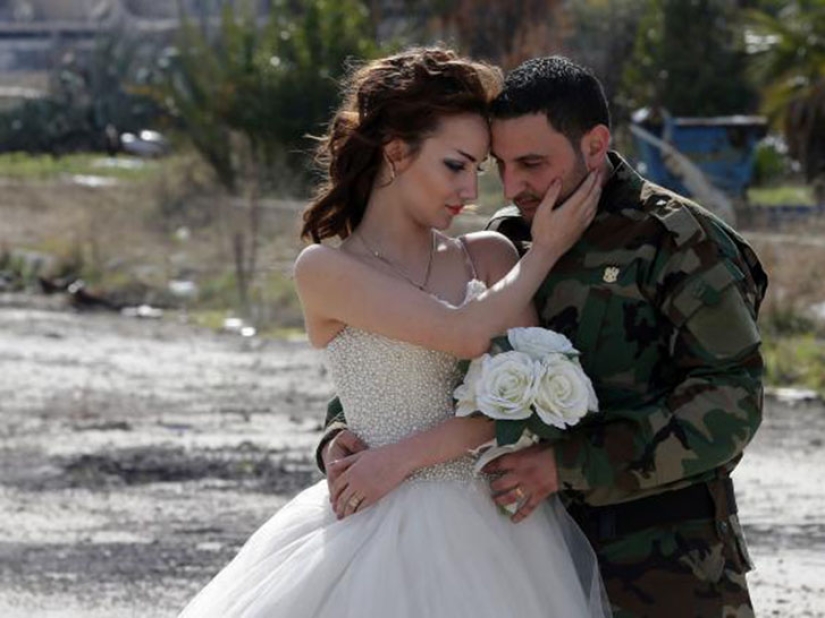 Guerra y paz: una pareja siria organizó una sesión de fotos de boda en las ruinas de Homs