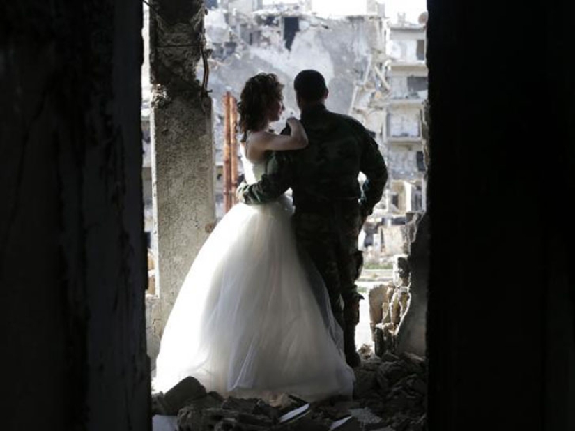 Guerra y paz: una pareja siria organizó una sesión de fotos de boda en las ruinas de Homs