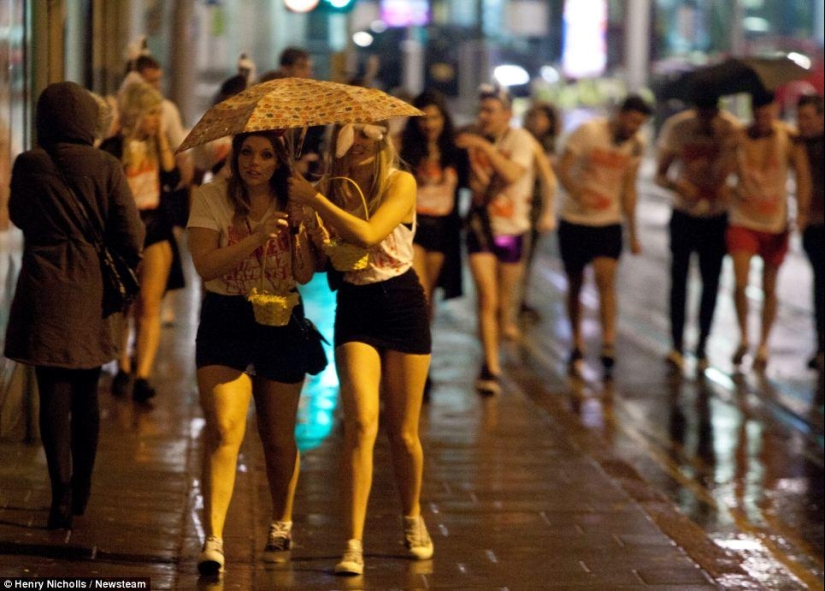 Half-naked drunk students of Britain - this is how the "Massacre" 2014 went Half-naked drunk students of Britain - this is how the "Massacre" 2014 went