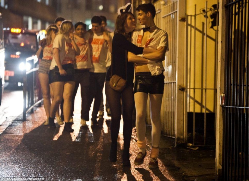 Half-naked drunk students of Britain - this is how the "Massacre" 2014 went Half-naked drunk students of Britain - this is how the "Massacre" 2014 went