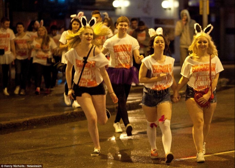 Half-naked drunk students of Britain - this is how the "Massacre" 2014 went Half-naked drunk students of Britain - this is how the "Massacre" 2014 went