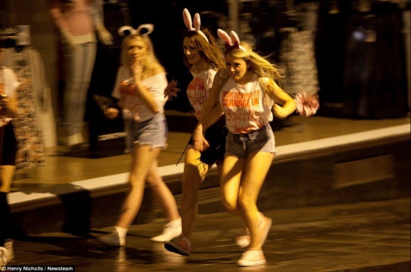 Half-naked drunk students of Britain - this is how the "Massacre" 2014 went Half-naked drunk students of Britain - this is how the "Massacre" 2014 went